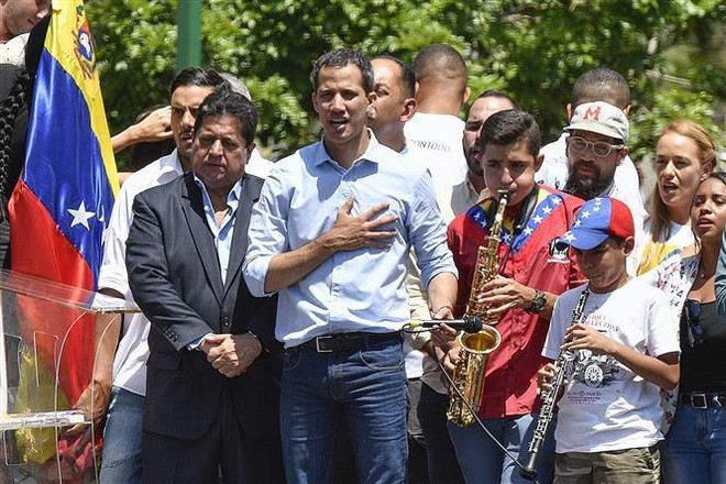 Thủ lĩnh đối lập Venezuela Juan Guaido (giữa). (Nguồn: AFP/TTXVN) Venezuela điều tra nghi án thủ lĩnh phe đối lập tham nhũng ảnh 1