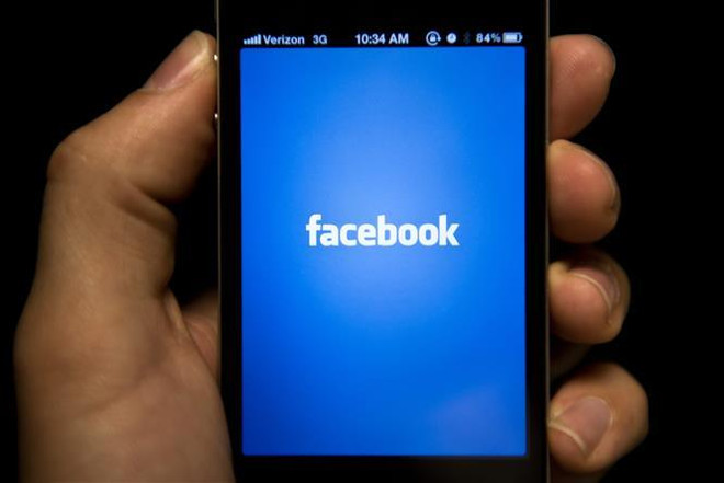 Biểu tượng của Facebook trên màn hình điện thoại. (Nguồn: AFP/TTXVN) Đồng tiền số Libra của Facebook thay đổi kinh tế toàn cầu ra sao? ảnh 2