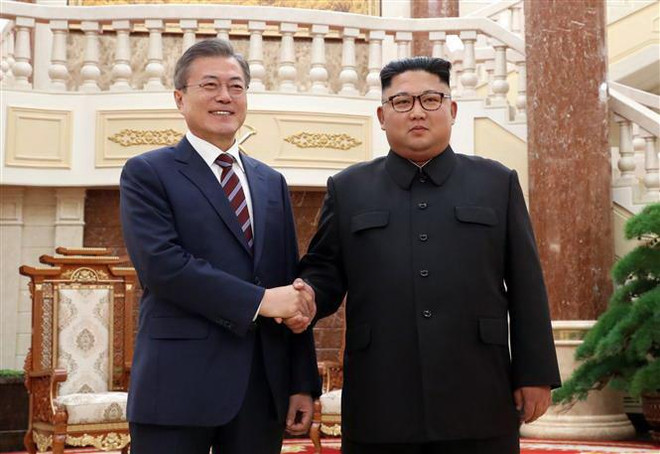 Nhà lãnh đạo Triều Tiên Kim Jong-un (phải) và Tổng thống Hàn Quốc Moon Jae-in tại cuộc gặp thượng đỉnh ở Bình Nhưỡng ngày 18/9/2018. (Nguồn: AFP/TTXVN) Tổng thống Hàn Quốc muốn gặp ông Kim Jong-un trước khi tiếp ông Trump ảnh 1