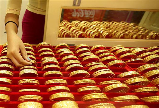 Vàng được bày bán tại cửa hàng kim hoàn ở Yangon, Myanmar. (Nguồn: THX/TTXVN) Giá vàng thị trường thế giới lên mức cao kỷ lục trong sáu năm ảnh 1
