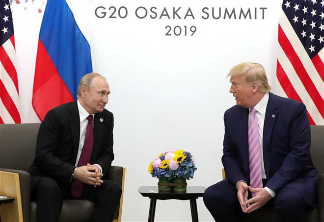 Tổng thống Nga Vladimir Putin (trái) và Tổng thống Mỹ Donald Trump trong cuộc gặp bên lề Hội nghị thượng đỉnh G20 tại Osaka, Nhật Bản, ngày 28/6/2019. (Nguồn: AFP/TTXVN) Tổng thống Mỹ Donald Trump đề nghị thúc đẩy đối thoại với Nga ảnh 1