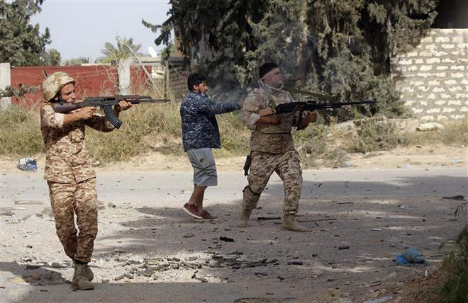 Các tay súng thuộc Lực lượng Quân đội quốc gia Libya (LNA) do Tướng Khalifa Haftar đứng đầu. (Nguồn: THX/TTXVN) Thổ Nhĩ Kỳ sẽ đáp trả các cuộc tấn công của Tướng Haftar tại Libya ảnh 1