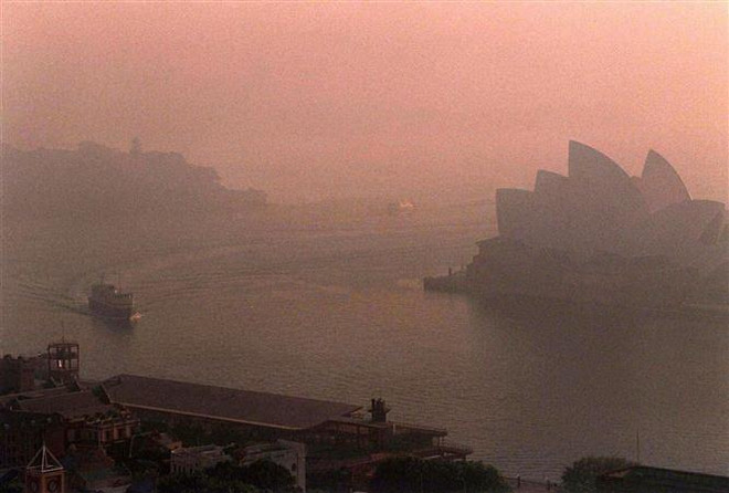 Khói mù ô nhiễm bao phủ Sydney, Australia. (Nguồn: AFP/TTXVN) Liên hợp quốc kêu gọi hành động khẩn cấp trong vấn đề biến đổi khí hậu ảnh 1