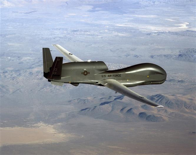 Máy bay trinh sát và do thám không người lái RQ-4 Global Hawk của Mỹ, tương tự máy bay bị lực lượng phòng không Iran bắn rơi. (Nguồn: AFP/TTXVN) Nước Mỹ - 'hạt nhân' của các cuộc xung đột kinh tế và chính trị ảnh 2