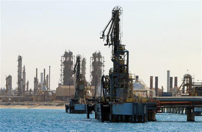 Một cơ sở khai thác dầu tại thị trấn al-Buraqah, Libya. (Nguồn: AFP/TTXVN) Giá dầu giảm trước triển vọng nhu cầu toàn cầu yếu hơn ảnh 1