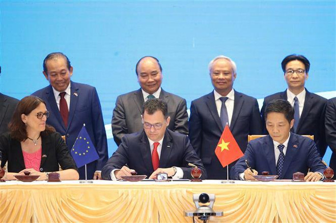 Thủ tướng Nguyễn Xuân Phúc chứng kiến ký Hiệp định Thương mại tự do giữa Việt Nam và Liên minh châu Âu. (Ảnh: Lâm Khánh/TTXVN) Truyền thông quốc tế đưa tin Việt Nam-EU ký Hiệp định thương mại tự do ảnh 1