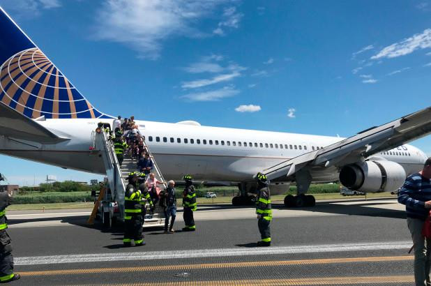 Xịt lốp, một máy bay thương mại Mỹ bị trượt khỏi đường băng ảnh 1