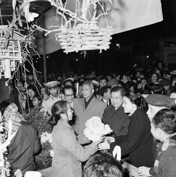 Tối 13/2/1973 (29 Tết Nguyên đán Nhâm Tý), Thủ tướng Phạm Văn Đồng cùng Quốc trưởng Campuchia Samdech Norodom Sihanouk và Hoàng hậu Monineath Sihanouk tham quan chợ hoa tết Hà Nội, nhân chuyến thăm chính thức Việt Nam. (Ảnh: TTXVN) Nhìn lại các chuyến thăm của lãnh đạo Campuchia đến Việt Nam ảnh 4