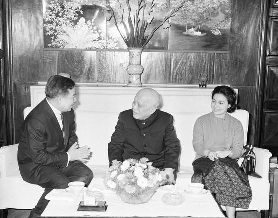 Chủ tịch nước Tôn Đức Thắng tiếp thân mật Quốc trưởng Campuchia Samdech Norodom Sihanouk và Hoàng hậu Monineath Sihanouk thăm chính thức Việt Nam, ngày 12/2/1972. (Ảnh: Thế Trung/TTXVN) Nhìn lại các chuyến thăm của lãnh đạo Campuchia đến Việt Nam ảnh 1