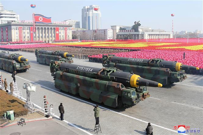 Hãng thông tấn Trung ương Triều Tiên KCNA phát hình ảnh tên lửa đạn đạo Hwasong-12 tại lễ diễu binh kỷ niệm 70 năm Ngày thành lập Quân đội Nhân dân Triều Tiên, trên quảng trường Kim Il Sung ở Bình Nhưỡng, ngày 8/2/2018. (Nguồn: EPA-EFE/TTXVN) Hội nghị thượng đỉnh P5+4 có thể phá vỡ thế bế tắc hạt nhân ảnh 1