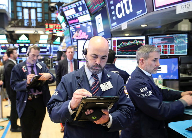 Thị trường chứng khoán Phố Wall lên điểm trước kỳ nghỉ cuối tuần ảnh 1