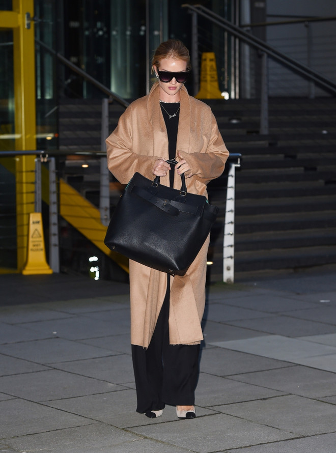 Vì sao mỹ nhân thế giới mê đắm chiếc túi Belt Bag của Burberry? ảnh 6