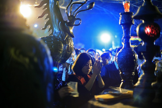 Hàng vạn người đổ về Nam Định dự lễ Khai ấn đền Trần trong đêm ảnh 2