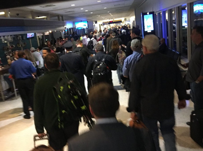 Mỹ: Sân bay quốc tế ở thành phố Houston bất ngờ đóng cửa ảnh 1