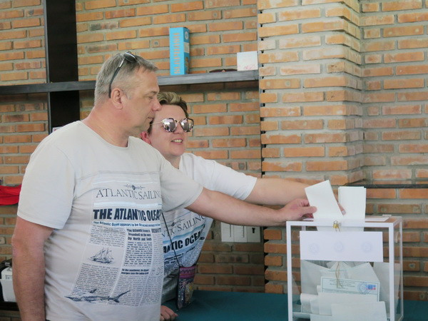 Công dân Nga bầu cử Tổng thống tại thành phố du lịch Nha Trang ảnh 1