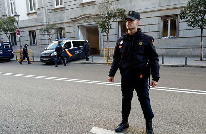 Cảnh sát Tây Ban Nha khám xét trụ sở chính quyền vùng Catalonia ảnh 1
