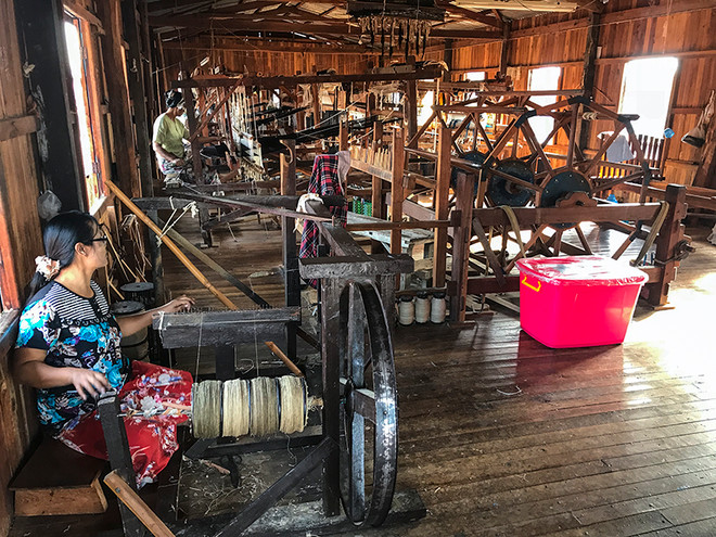 Đến Myanmar đừng bỏ qua In Paw Khone với lụa từ tơ sen độc đáo ảnh 5