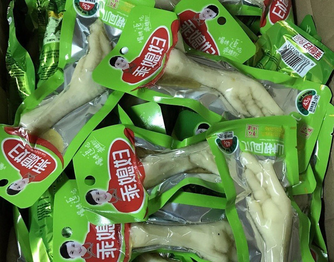 Hai xe chân gà nhập lậu có xuất xứ Trung Quốc bốc mùi hôi thối ảnh 1