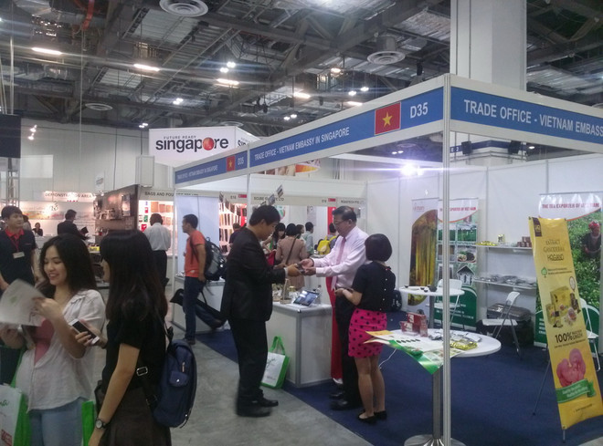 Gian hàng Thương vụ Đại sứ quán Việt Nam được khá đông khách tham quan tìm đến tại ICT 2015. (Ảnh: Việt Hải/Vietnam+) Thương hiệu càphê Việt có chỗ đứng tại thị trường Singapore ảnh 1