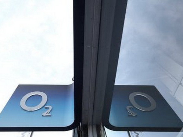 Tỷ phú Hong Kong chi hơn 15 tỷ USD mua lại nhà mạng O2 của Anh ảnh 1