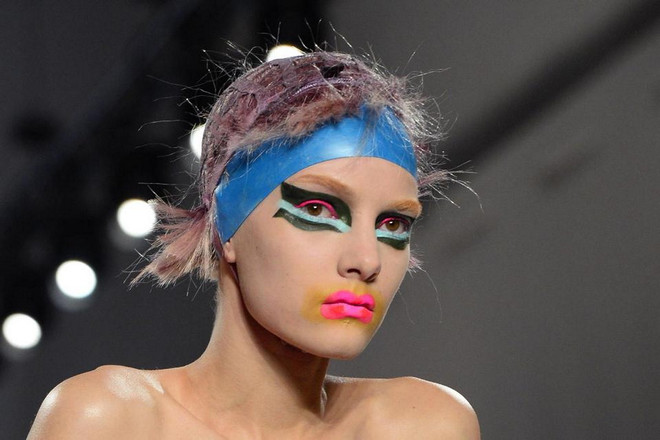 Sự táo bạo lên ngôi trong xu hướng trang điểm Thu Đông 2015 ảnh 1