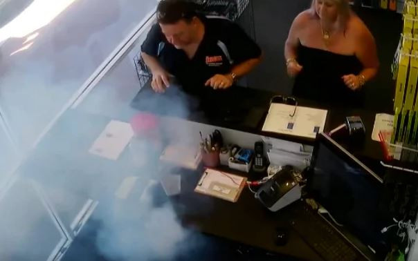 Pin iPhone bất ngờ phát nổ ở Thụy Sĩ, một người bị bỏng ảnh 1