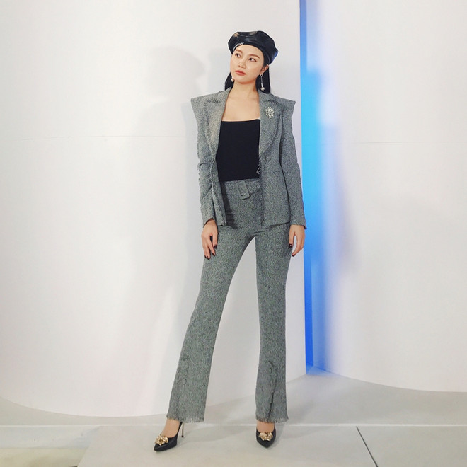 Dàn mỹ nhân Việt “nhuộm đỏ” trên sàn diễn đường phố ảnh 7