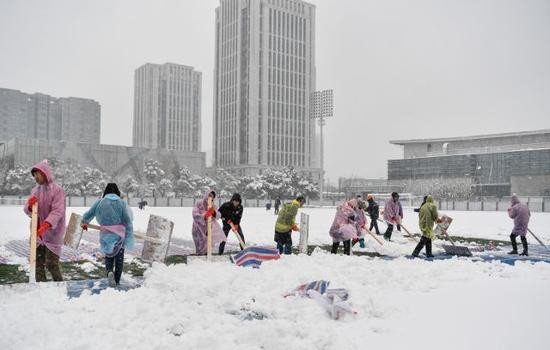 Hàng trăm người dọn tuyết trong giá rét ở sân vận động Thường Châu ảnh 4