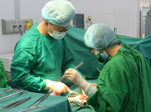 Phú Thọ: Cứu sống sản phụ 28 tuổi mang thai ngoài tử cung bị vỡ ảnh 1