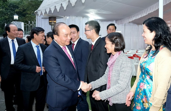 Thủ tướng gặp gỡ cán bộ, nhân viên Đại sứ quán Việt Nam tại Ấn Độ ảnh 1