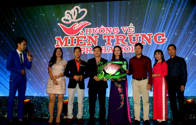 Người Việt ở Séc quyên góp 1 tỷ đồng ủng hộ đồng bào bị bão lũ ảnh 1