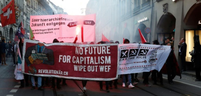 Hàng trăm người biểu tình phản đối Tổng thống Trump tới Davos ảnh 1