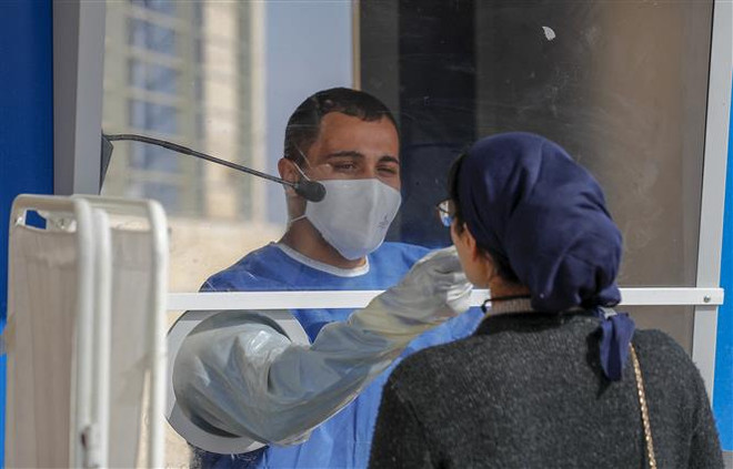 Xét nghiệm bằng dịch họng cho kết quả chính xác hơn với Omicron ảnh 1