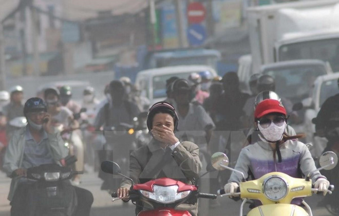 Hoạt động giao thông vận tải là một nguồn gây ô nhiễm không khí chính tại các thành phố lớn. (Nguồn: TTXVN) Khó khăn trong việc kiểm tra khí thải xe máy tại Thành phố Hồ Chí Minh ảnh 2