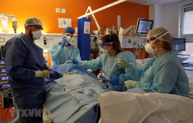 Anh nâng mức cảnh báo do số ca nhiễm biến thể Omicron tăng mạnh ảnh 1