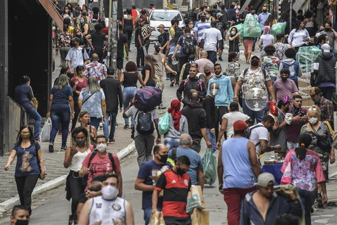 Người dân trên phố ở Sao Paulo, Brazil ngày 10/6/2020. (Ảnh: AFP/TTXVN) WB lo ngại kinh tế Mỹ Latinh khó phục hồi sau đại dịch COVID-19 ảnh 1