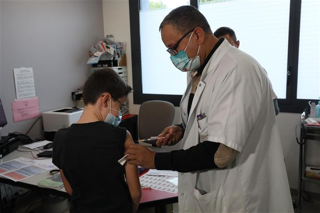 Nhiều người Pháp hủy lịch tiêm mũi tăng cường vì đã mắc COVID-19 ảnh 1