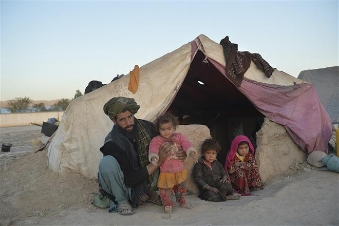 Người dân tại một trại tị nạn quốc tế ở Qala-i-Naw, tỉnh Badghis, Afghanistan. (Ảnh: AFP/TTXVN) Liên hợp quốc kêu gọi tăng viện trợ kinh tế khẩn cấp cho Afghanistan ảnh 1