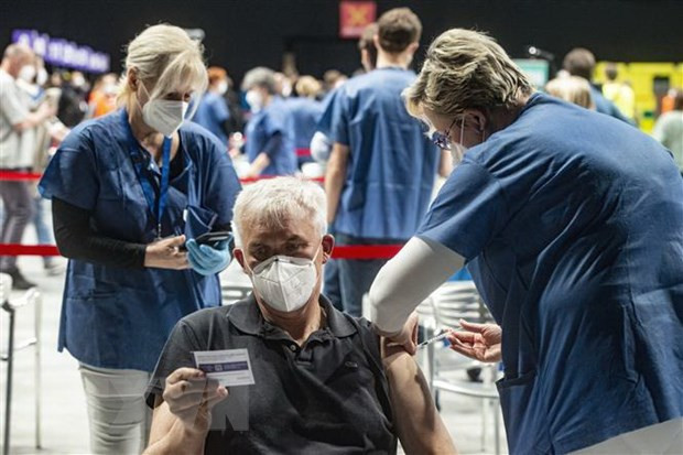 Dịch COVID-19 ở châu Âu: Anh thiết lập nhiều bệnh viện dã chiến ảnh 2