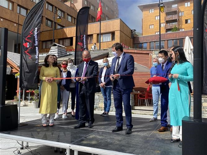 Đại sứ quán Việt Nam tại Pháp - điểm sáng trong ngoại giao nhân dân ảnh 1