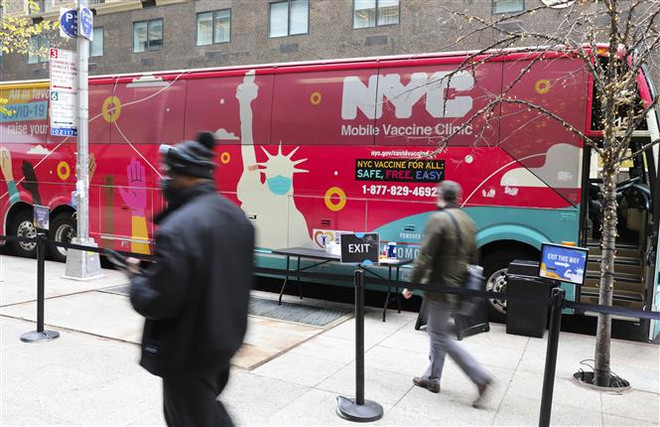 Làn sóng dịch bệnh COVID-19 mới làm đảo lộn đời sống tại Mỹ ảnh 1