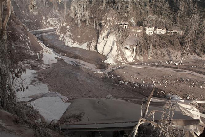 Indonesia: Núi lửa Semeru tiếp tục phun trào, cản trở hoạt động cứu hộ ảnh 1