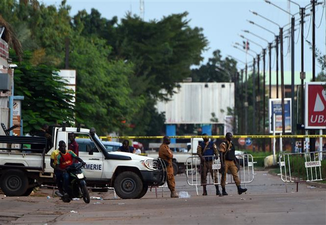 Lực lượng an ninh Burkina Faso gác tại một trạm kiểm soát ở thủ đô Ouagadougou. (Nguồn: AFP/TTXVN) Tổng Thư ký Liên hợp quốc lên án vụ xả súng đẫm máu tại Burkina Faso ảnh 1