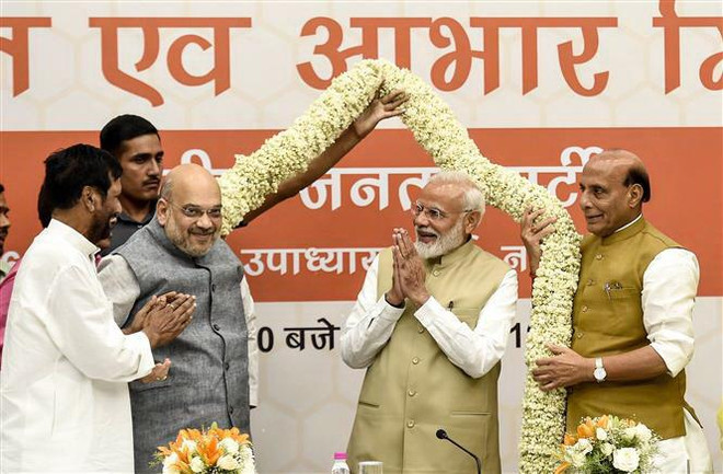 Chủ tịch Đảng Nhân dân Ấn Độ (BJP) Amit Shah (thứ 2, trái) và Thủ tướng Ấn Độ Narendra Modi (thứ 2, phải) tại buổi lễ tri ân sự đóng góp của các thành viên trong cuộc tổng tuyển cử của Ấn Độ tại New Delhi ngày 21/5/2019. (Nguồn: AFP/TTXVN) Điều gì khiến Thủ tướng Ấn Độ Modi tiếp tục "đau đầu" trong 5 năm tới? ảnh 1