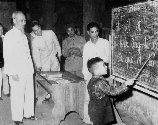 Chủ tịch Hồ Chí Minh quan sát một cháu thiếu nhi tập đánh vần khi đến thăm lớp vỡ lòng Đình Thạch Khối ở phố Hàng Than, Hà Nội (31/12/1959). (Nguồn: TTXVN) Cuộc thi kể chuyện tấm gương đạo đức Chủ tịch Hồ Chi Minh tại Hà Lan ảnh 1