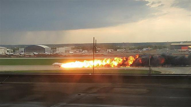 Phi công tiết lộ nguyên nhân máy bay Superjet 100 hạ cánh khẩn cấp ảnh 1