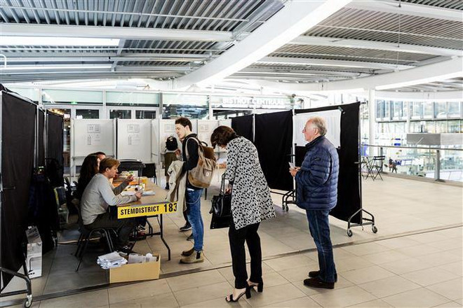 Cử tri bỏ phiếu bầu nghị viện châu Âu (EP) tại điểm bầu cử ở Utrecht, Hà Lan, ngày 23/5/2019. (Nguồn: AFP/TTXVN) Bầu cử EP 2019: Xu hướng ủng hộ và chống Brexit chi phối cử tri Anh ảnh 1