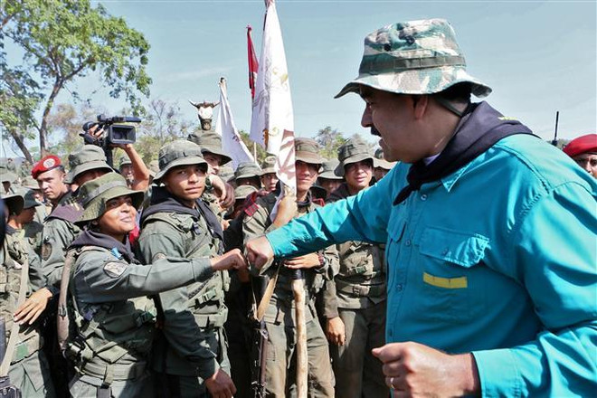 Tổng thống Nicolas Maduro (giữa) gặp gỡ các binh sỹ trong chuyến thị sát cuộc diễn tập của Lực lượng vũ trang quốc gia Bolivar (FANB) tại thành phố El Pao, Venezuela, ngày 4/5. (Nguồn: AFP/TTXVN) Tổng thống Maduro: Đàm phán hòa bình với phe đối lập có khởi đầu tốt ảnh 1