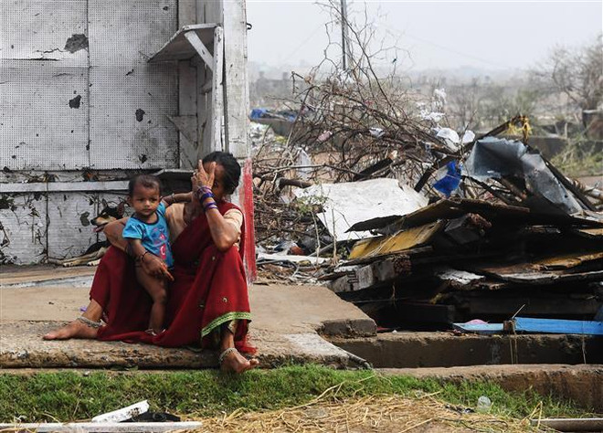 Nhiều ngôi nhà bị phá hủy sau khi bão Fani quét qua Puri, miền đông Ấn Độ ngày 4/5. (Nguồn: AFP/TTXVN) Bão Fani tàn phá Ấn Độ và Bangladesh, gần 80 người thiệt mạng ảnh 1