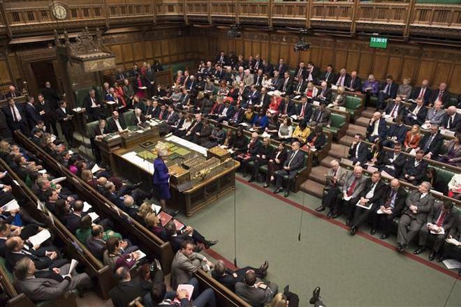 Thủ tướng Anh Theresa May (giữa) phát biểu trong một phiên chất vấn tại Hạ viện ở thủ đô London. (Nguồn: THX/TTXVN) Brexit: Thủ tướng Anh tìm sự ủng hộ của nghị sỹ bất đồng ý kiến ảnh 2